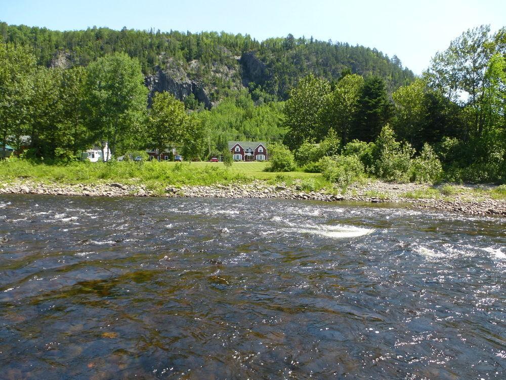 B&B Les Deux Pignons Petit-Saguenay ภายนอก รูปภาพ