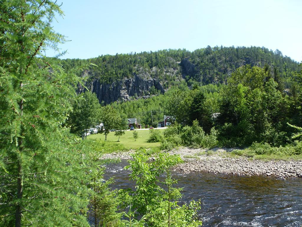 B&B Les Deux Pignons Petit-Saguenay ภายนอก รูปภาพ