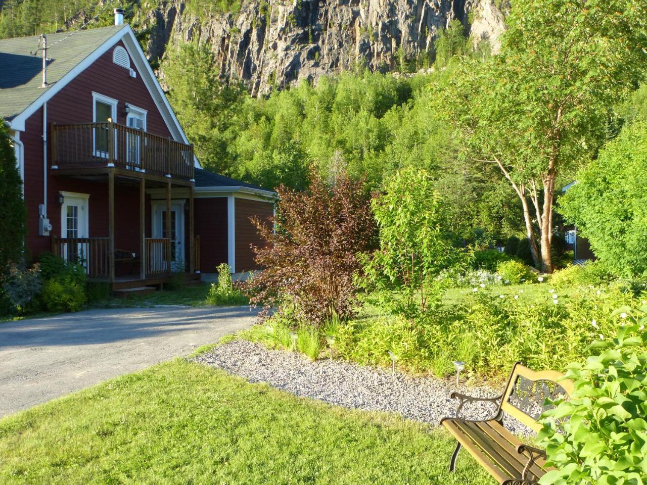 B&B Les Deux Pignons Petit-Saguenay ภายนอก รูปภาพ